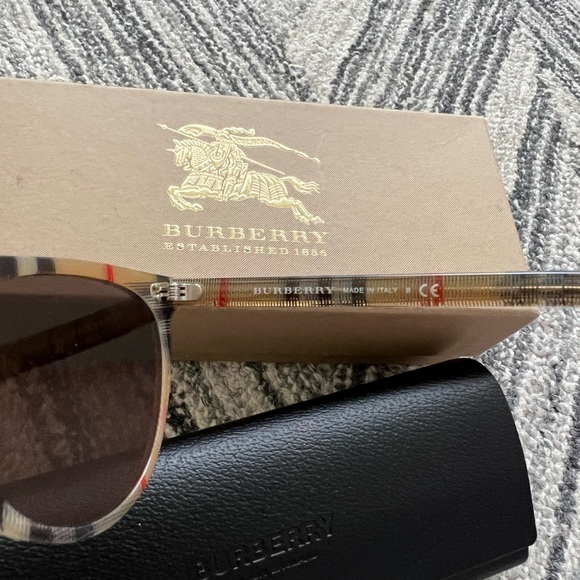 NIB 100% Authentic Burberry Unisex Acetate Sunglasses - Picture 3 of 4